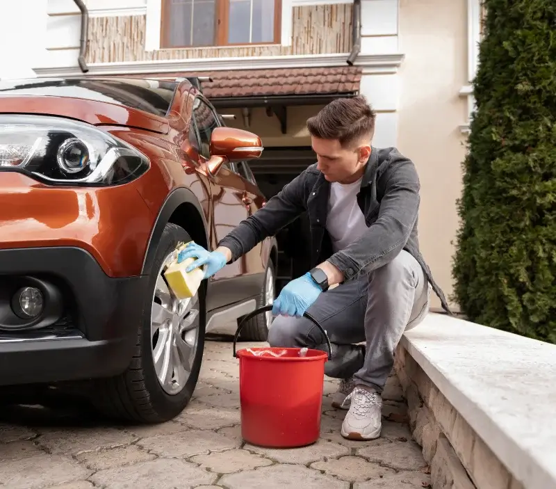 Lavage auto à domicile Le Mesnil-le-Roi : professionnel intervenant sur un véhicule